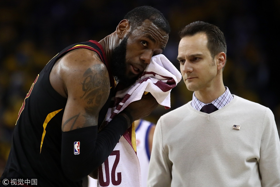 詹姆斯用毛巾擦脸