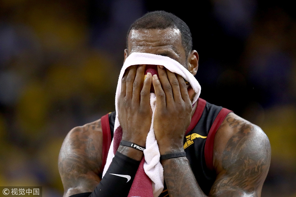 詹姆斯用毛巾擦脸