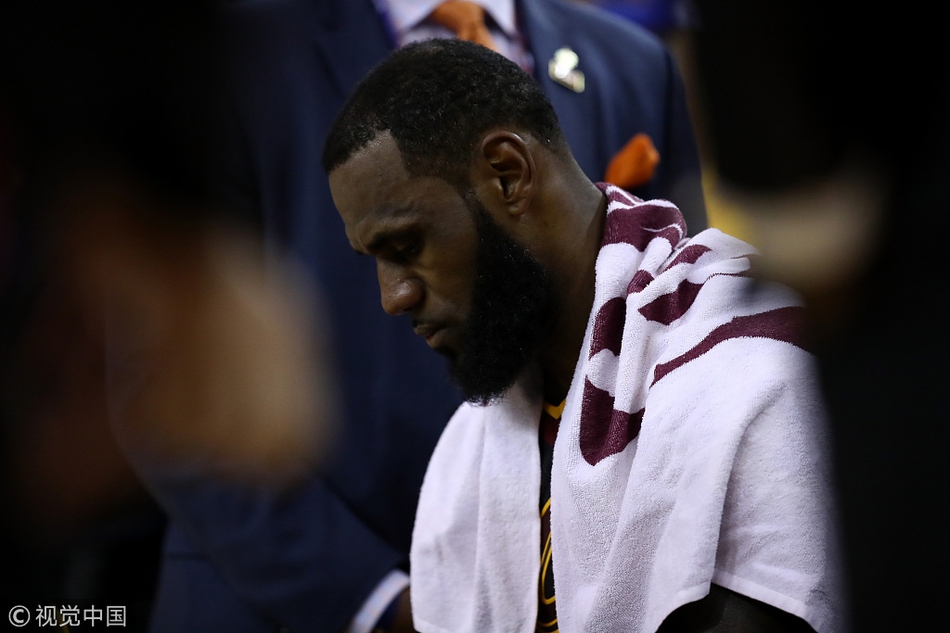 詹姆斯在替补席上低头