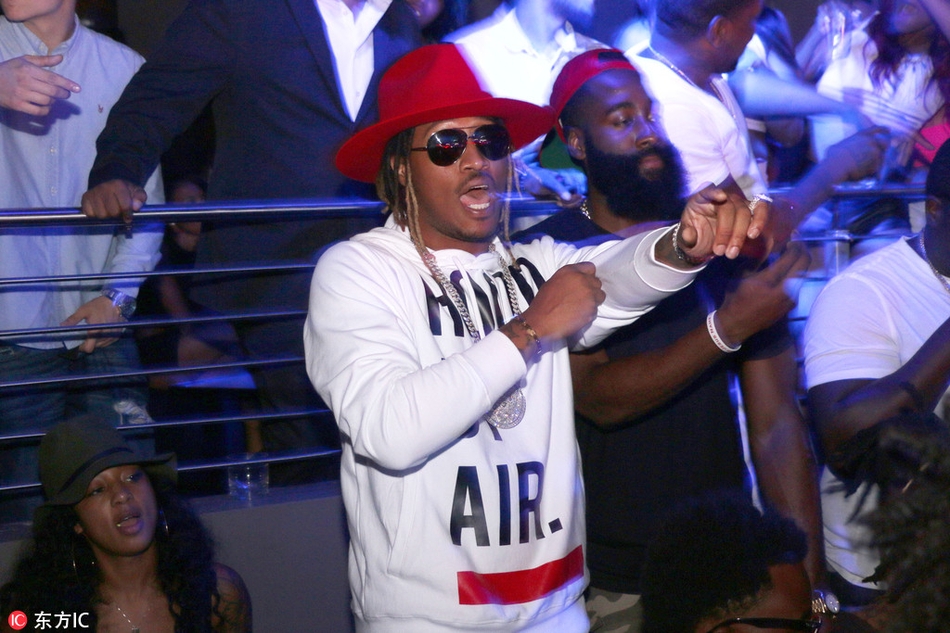 哈登和朋友逛夜店