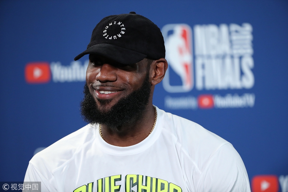 詹姆斯接受采访