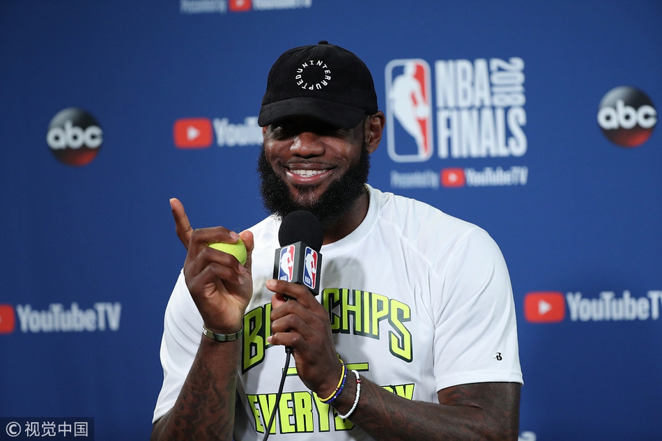 詹姆斯接受采访