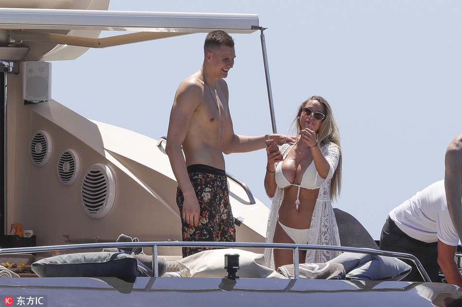 波神和女友度假