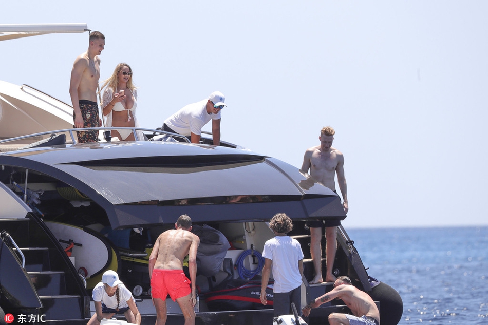 波神和女友度假