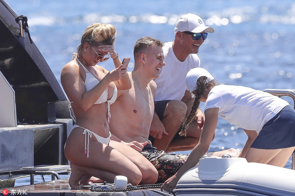 波神和女友度假