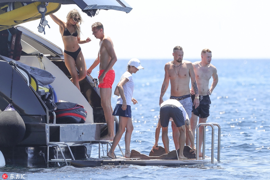 波神和女友度假