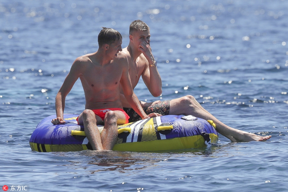 波神和朋友戏水