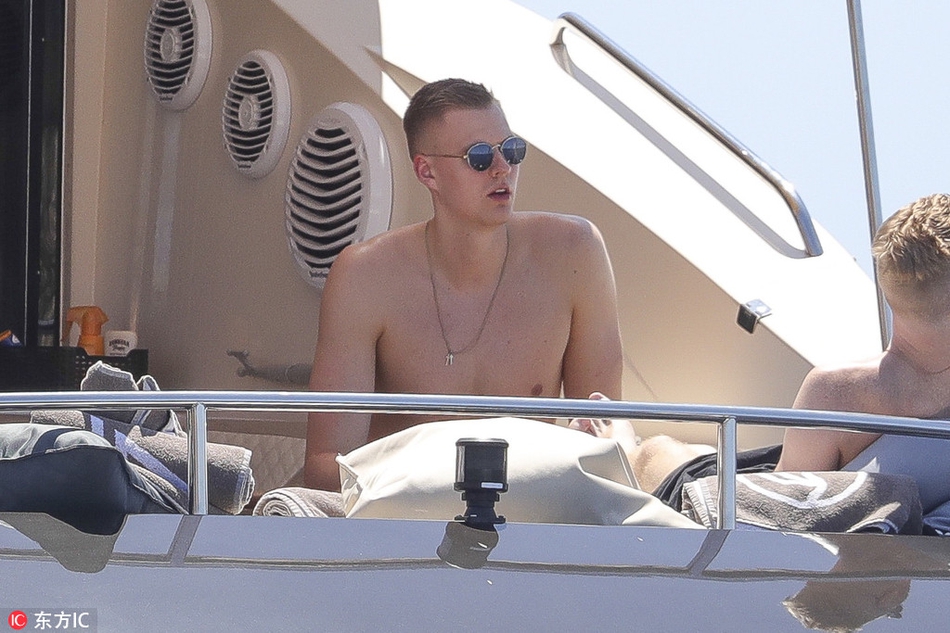 波神和女友度假