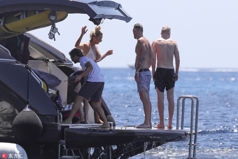 波神和女友度假