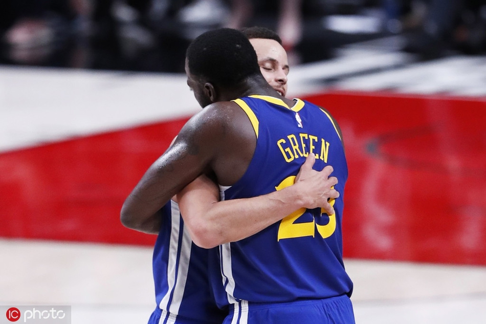 又给库里跪了!季后赛第一对同队三双!算上常规赛史上一共也只10个