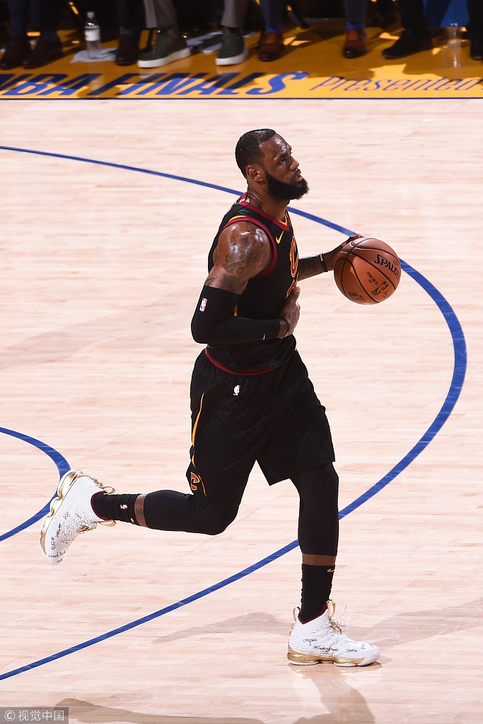 詹姆斯持球推进