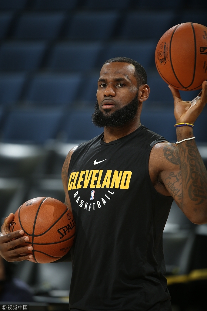 詹姆斯专心训练