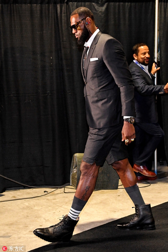 詹姆斯西装配短裤引轰动