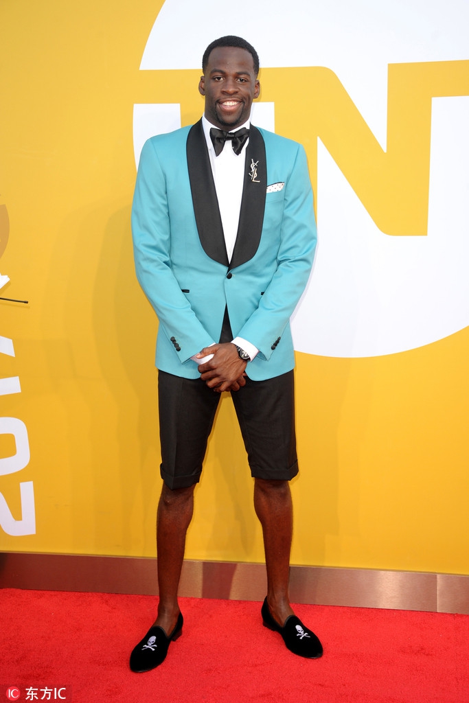 去年的NBA颁奖典礼上，格林就曾这么穿