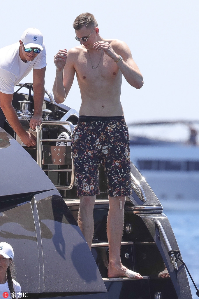 波神和女友度假