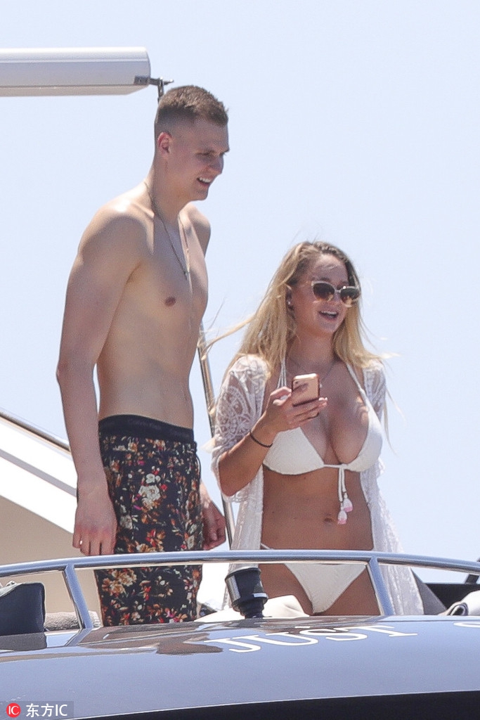 波神和女友度假