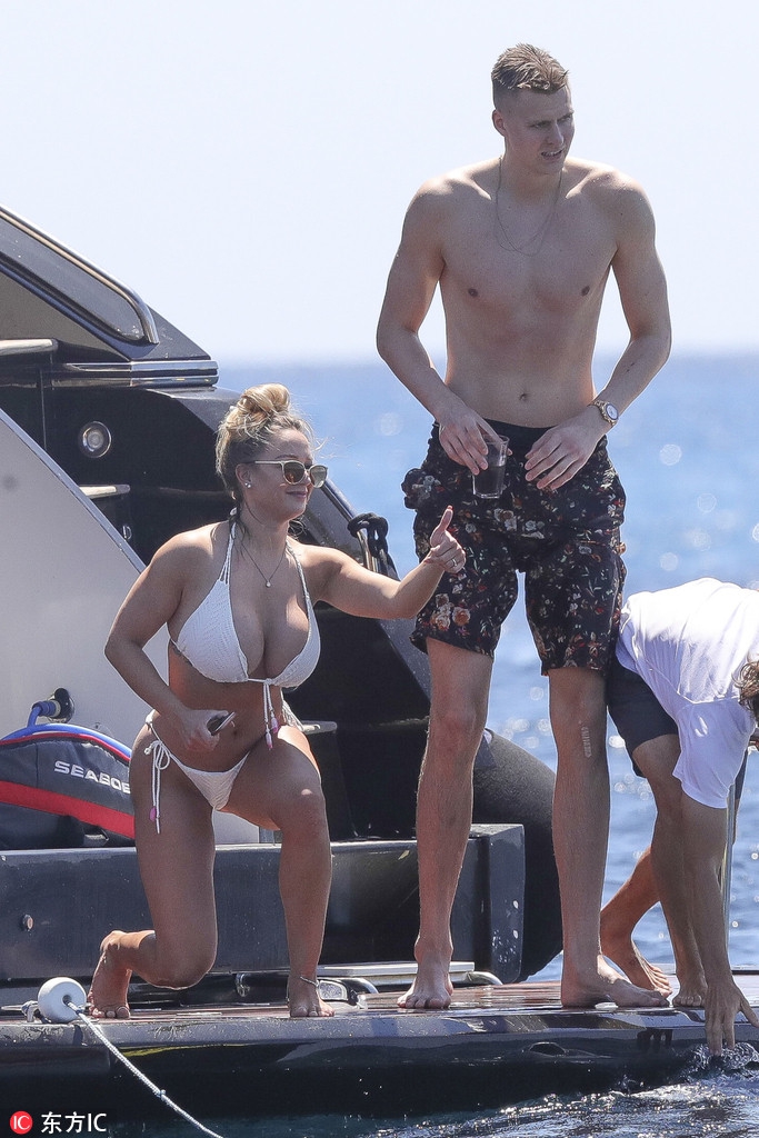 波神和女友度假