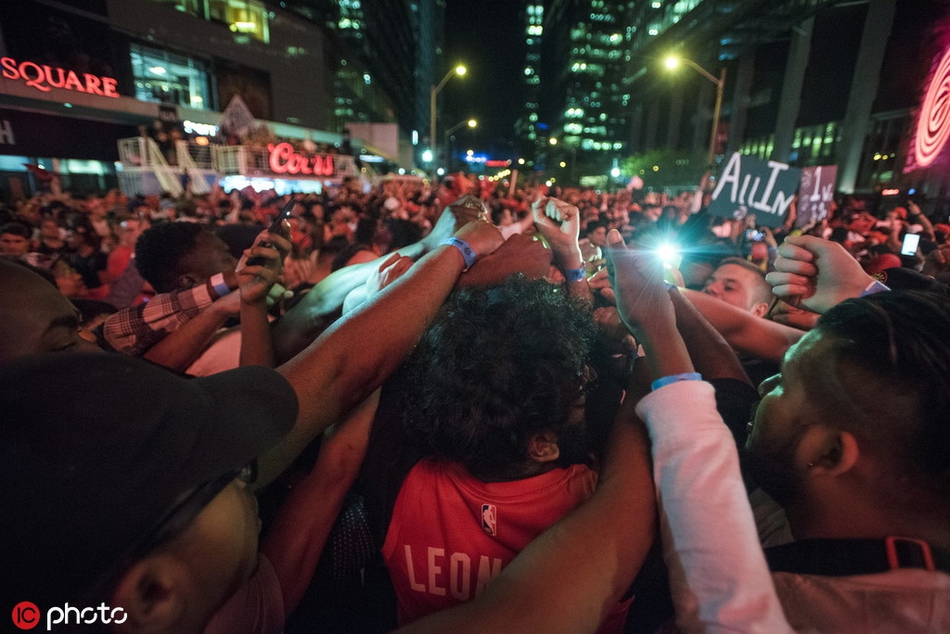 总决赛G5开打还有2天，猛龙球迷已经在侏罗纪公园外扎帐篷排队了!