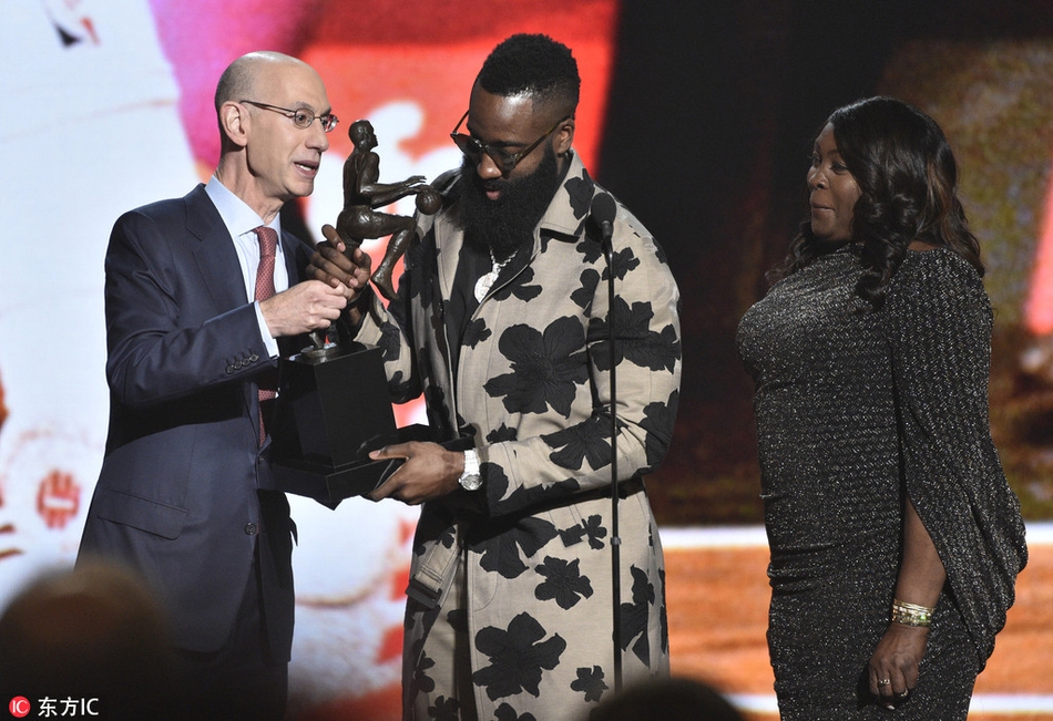 从萧华手中接过奖杯