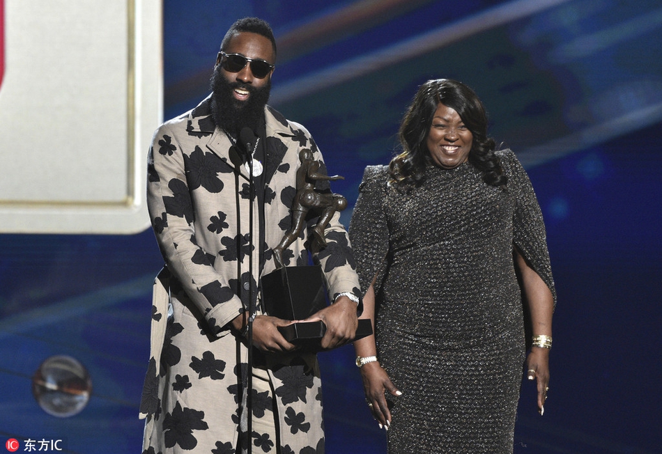 哈登与妈妈同上台