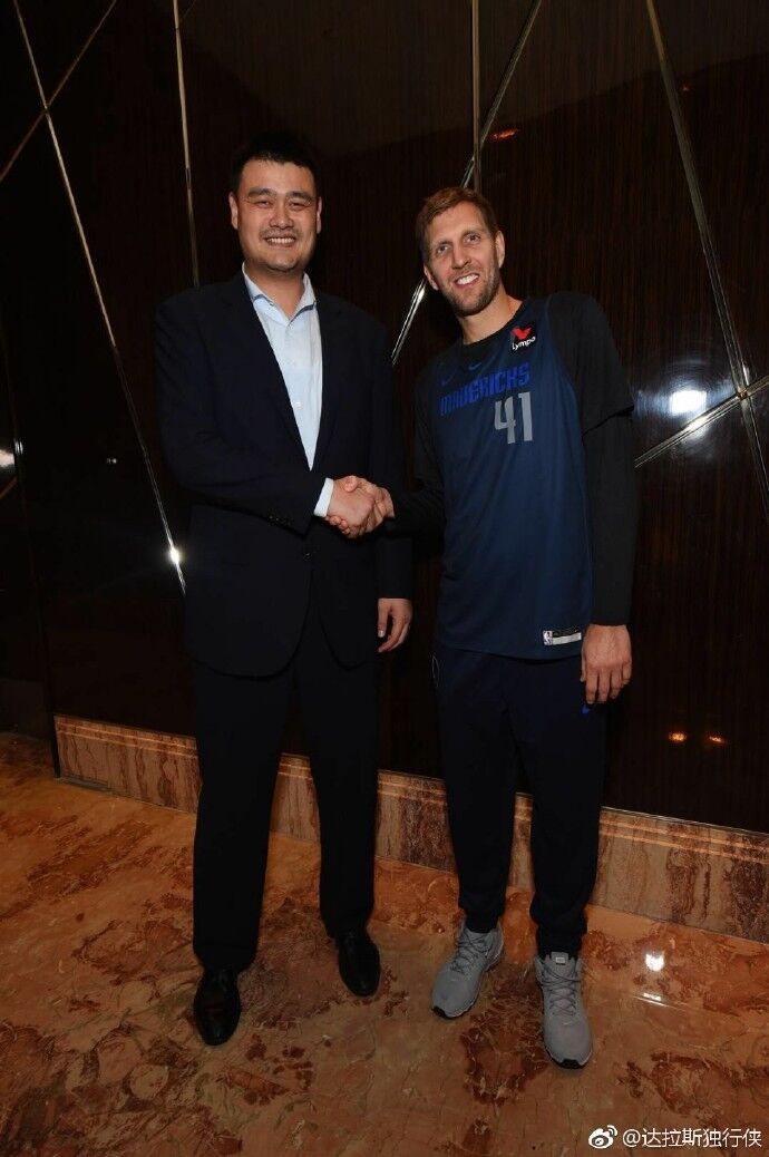 老熟人与新面孔！姚明会面独行侠老少双星