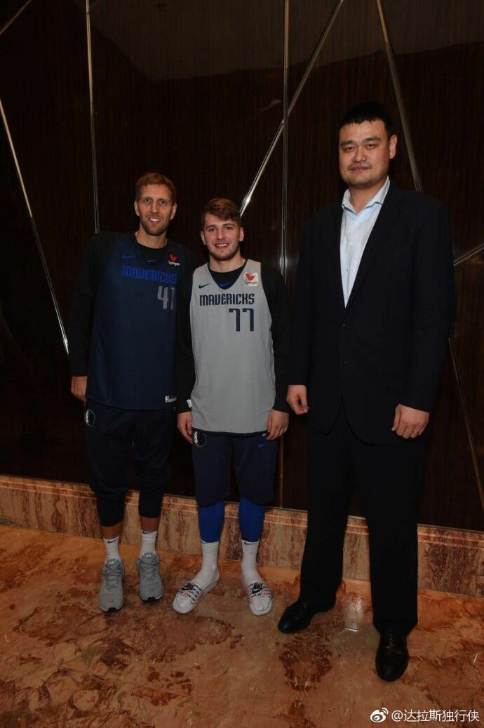 老熟人与新面孔！姚明会面独行侠老少双星