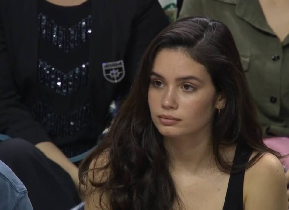 现场镜头捕捉到神秘女子