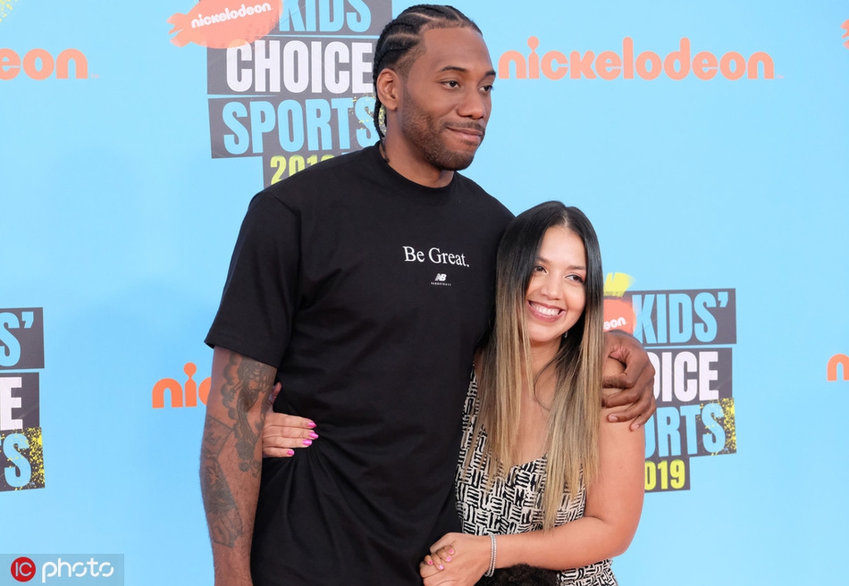 难得一见！莱昂纳德带一家三口首次公开亮相！他又笑了