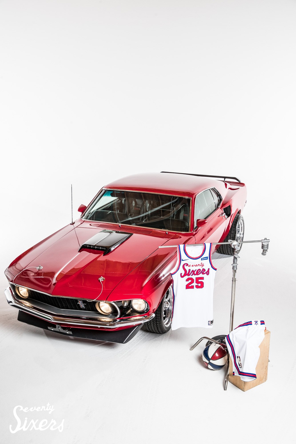 76人公布新球衣,西蒙斯复古造型帅炸！他们在纪念一个NBA历史纪录