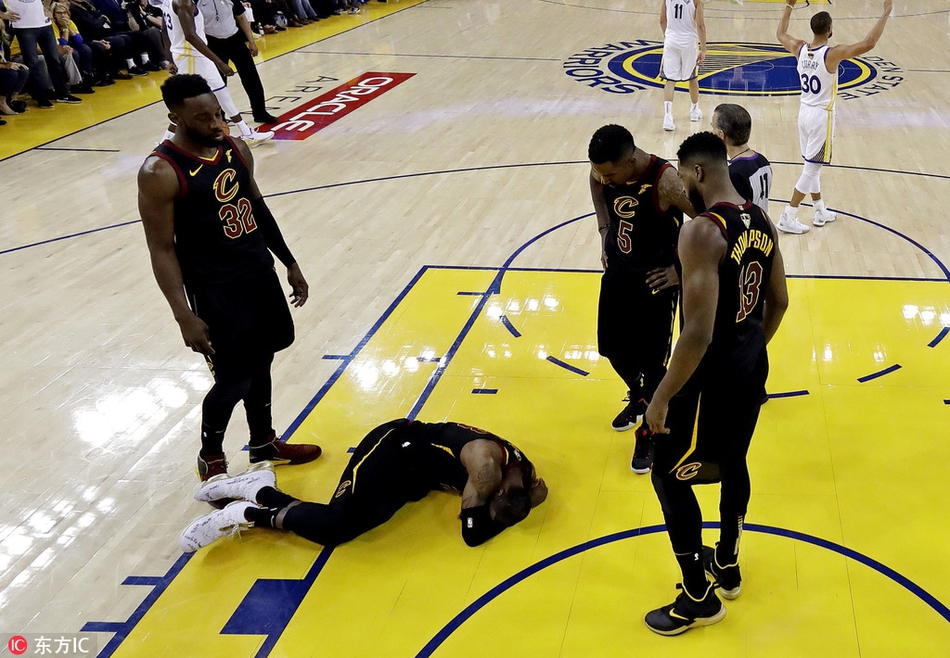 詹姆斯倒地