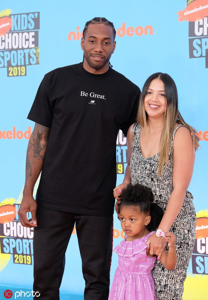 难得一见！莱昂纳德带一家三口首次公开亮相！他又笑了