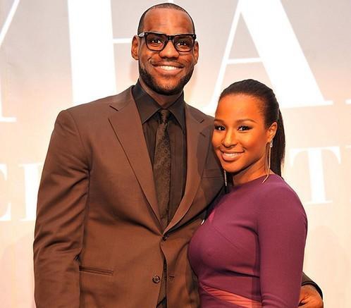 妻子生日这天，来读读詹姆斯的爱情故事！16岁相识，求婚靠韦德？