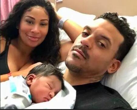 被兄弟绿后他撩妹天赋点满！小12岁的歌手，传奇超模之女都不放过