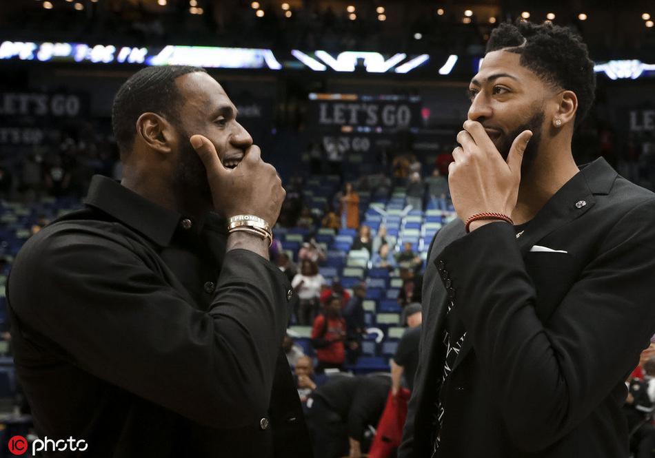 报警了！眉姆传情！NBA比赛场边有人公然违规招募巨星！