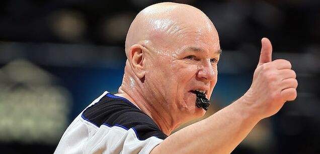 那些被误伤的NBA裁判！布泽尔世人皆知,杜兰特一头扎女裁判怀里！