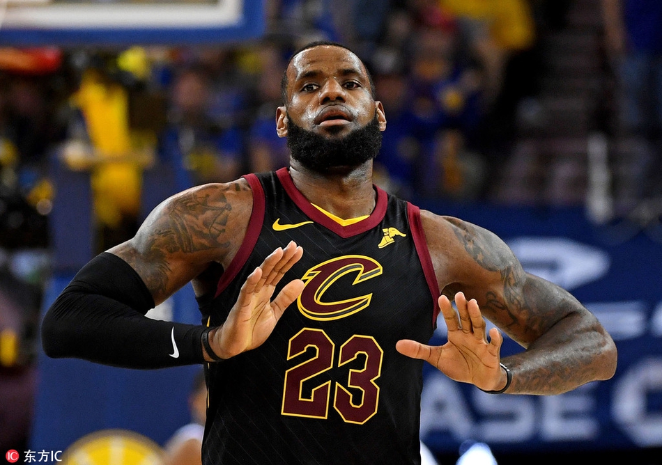 詹姆斯庆祝进球