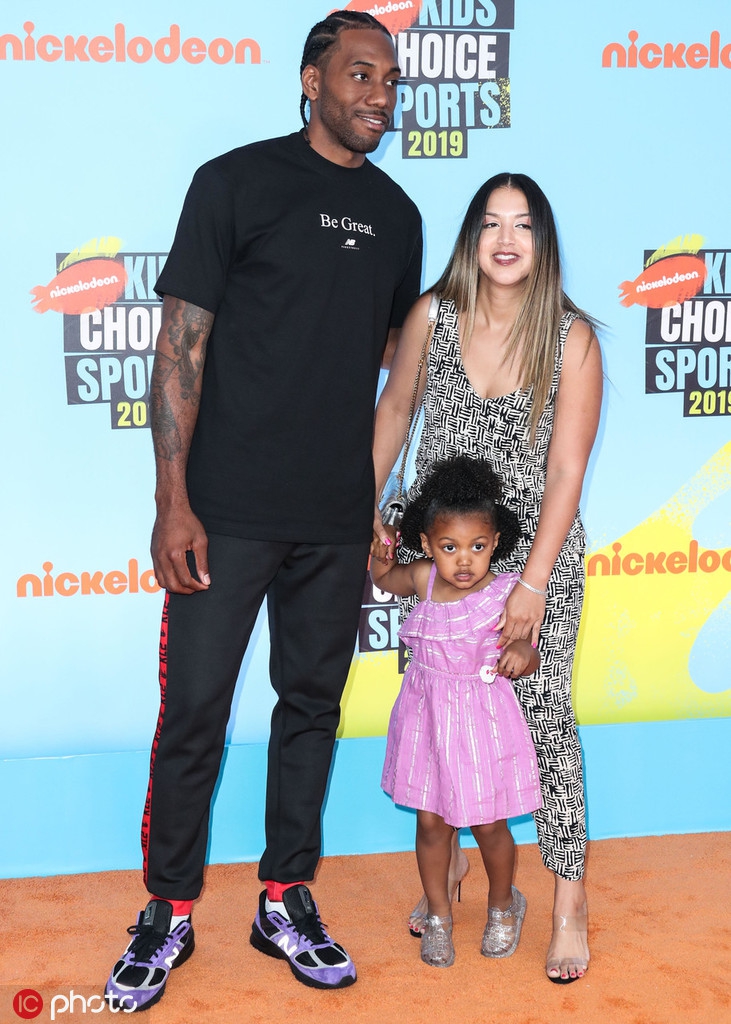 难得一见！莱昂纳德带一家三口首次公开亮相！他又笑了