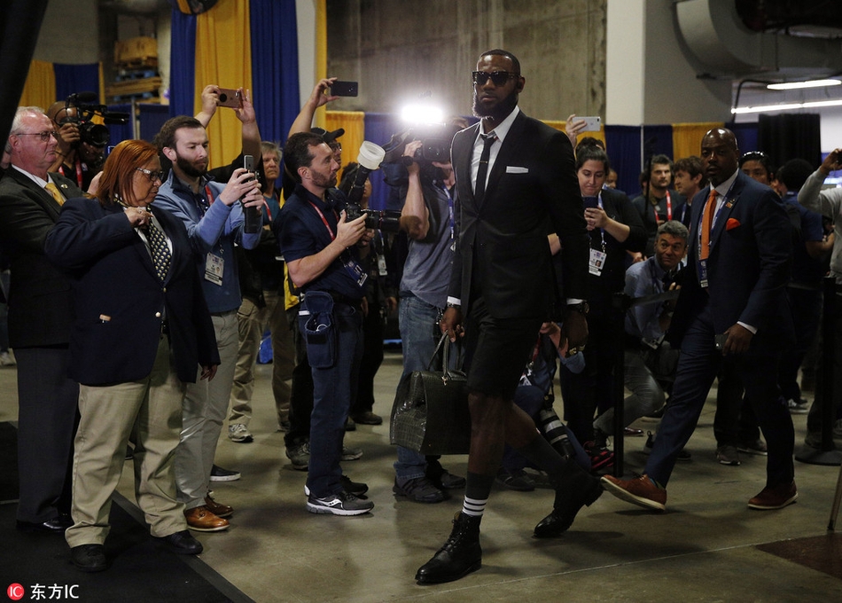 詹姆斯西装配短裤引轰动