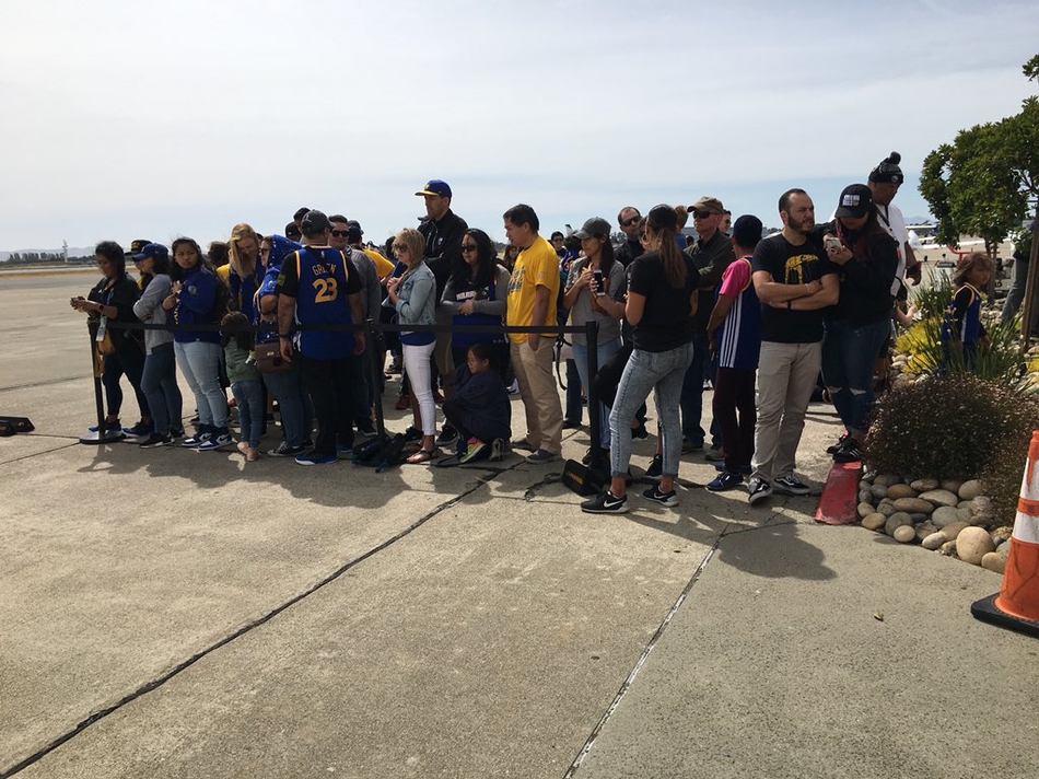 勇士球迷热情接机