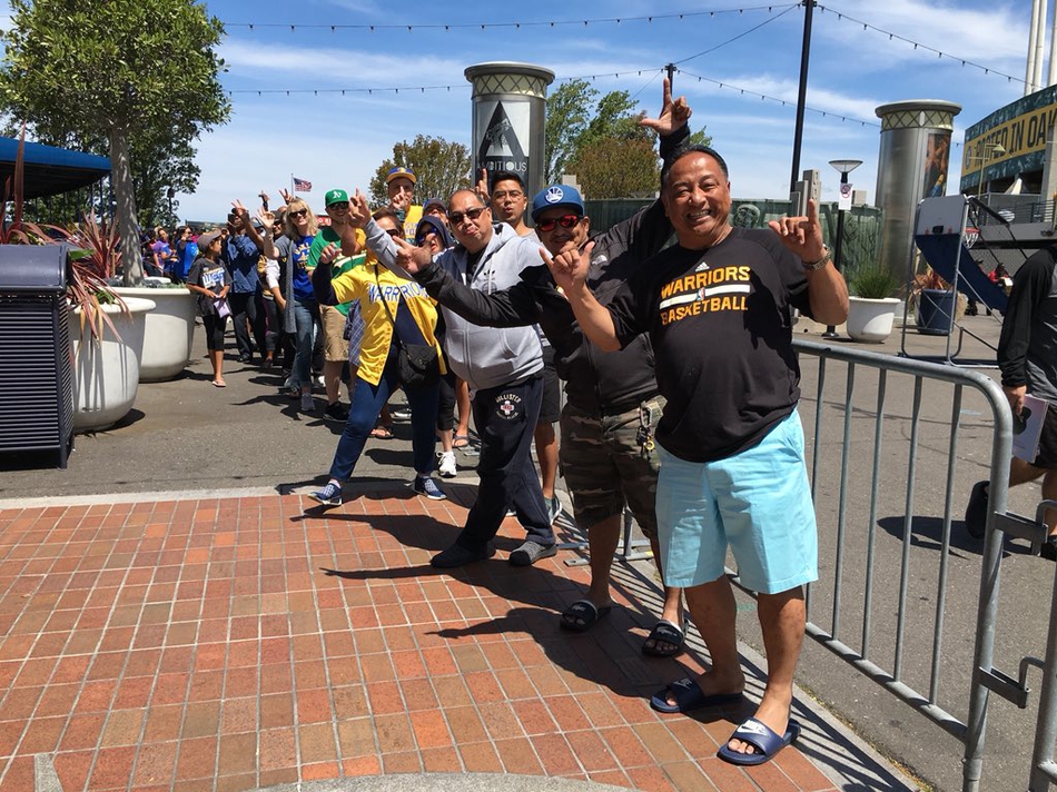 勇士球迷热情接机