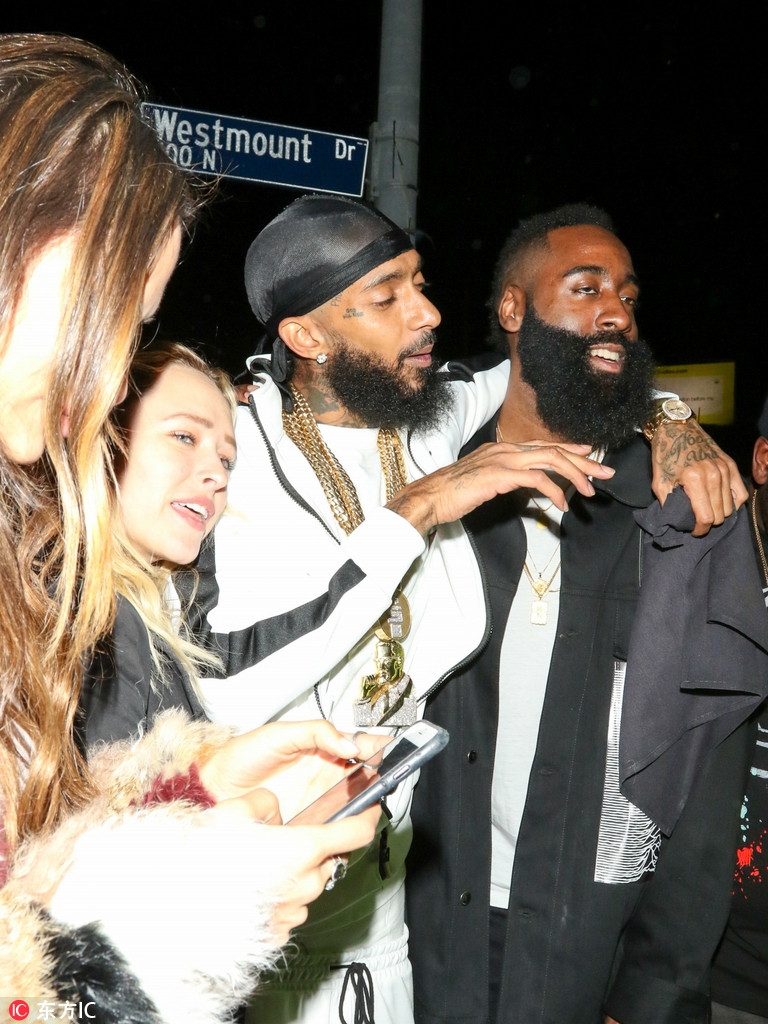 哈登和朋友逛夜店