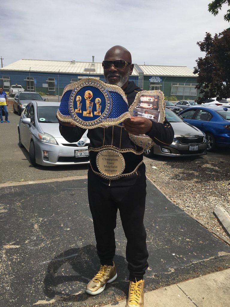 勇士球迷热情接机