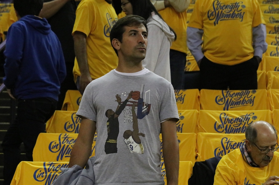 球迷穿着特质T恤