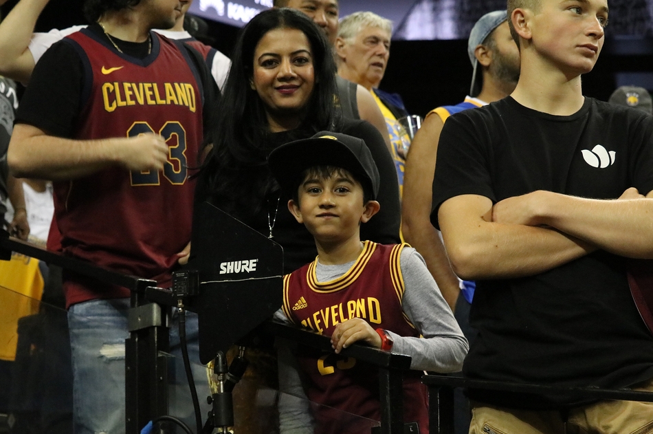 骑士球迷在勇士主场