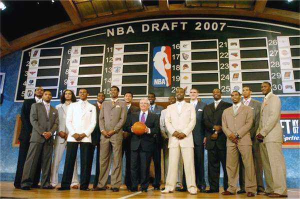 07届新秀现状如何？总共只剩9人还在打,二轮秀只有他！多人待业中