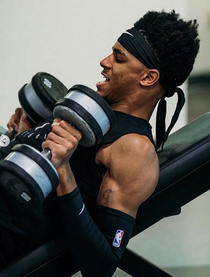 马刺的未来正式宣布复出！邓肯陪他训练马努陪聊天，这待遇没谁了