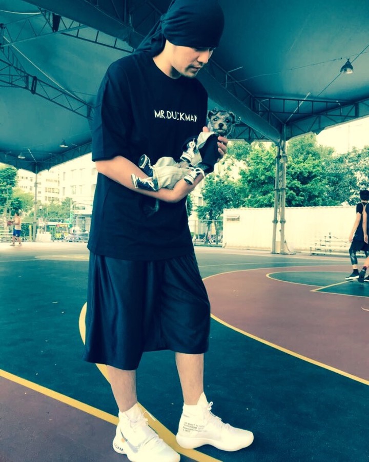 周杰伦在篮球场