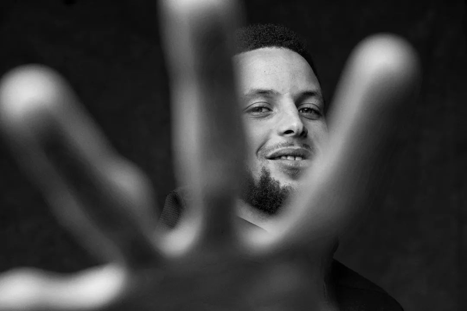 帅炸!库里黑白大片!而立之年MVP眼中的率真睿智,和绝无仅有的魅力