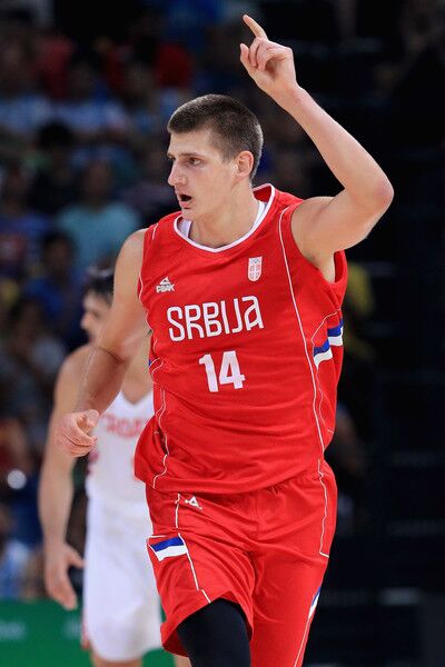 约基奇求你不要再胖了!小姑娘甚至可以枕着你肚子!上篮就不提了…