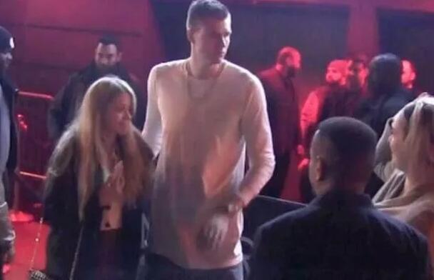 勾搭17岁嫩模恋过帕森斯前女友！他喜欢翘臀女王，也爱“波神”